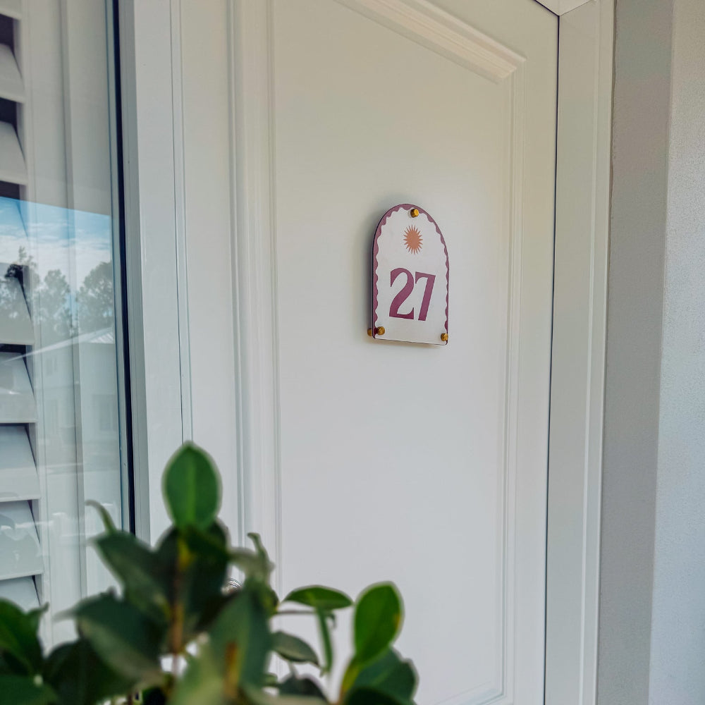 Rust house number in a mid-century design for contemporary outdoor decor – Holidae Haus